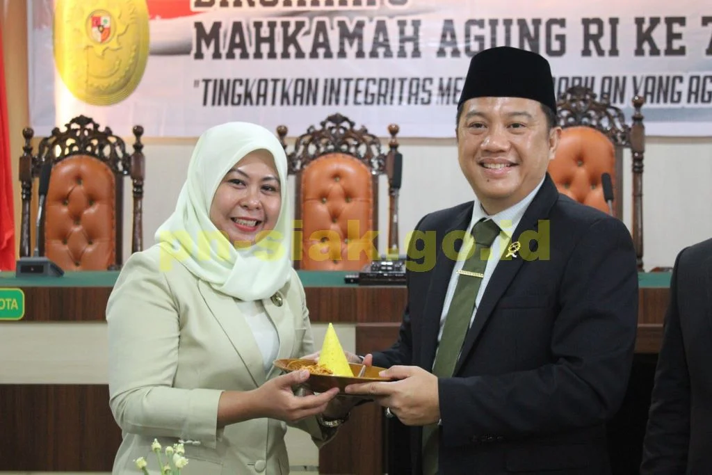 Ketua Pengadilan Negeri Siak Sri Indrapura Bapak Muhammad Hibrian, S.H., dan Ketua Dharmayukti Karini Cabang Siak Ny. Novrilia Woro Puspita Hibrian, S.H