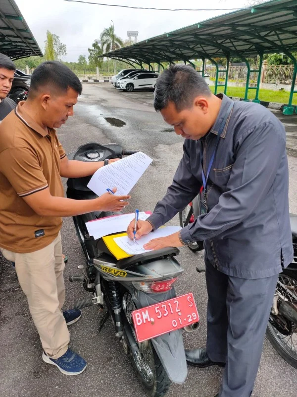 Pengadilan Negeri Siak melalui perantara kantor KPKNL Dumai melaksanakan lelang BMN berupa 1 unit mobil dan 6 unit sepeda motor