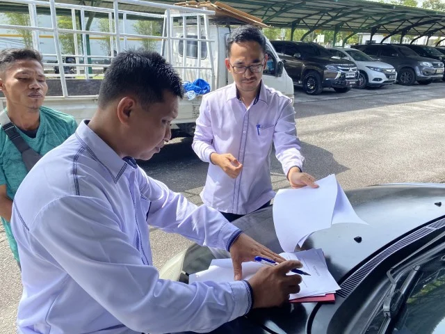 Pengadilan Negeri Siak melalui perantara kantor KPKNL Dumai melaksanakan lelang BMN berupa 1 unit mobil dan 6 unit sepeda motor — foto 2