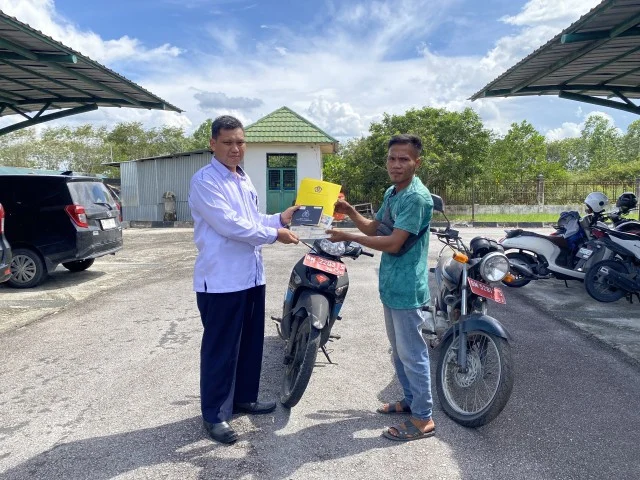 Pengadilan Negeri Siak melalui perantara kantor KPKNL Dumai melaksanakan lelang BMN berupa 1 unit mobil dan 6 unit sepeda motor