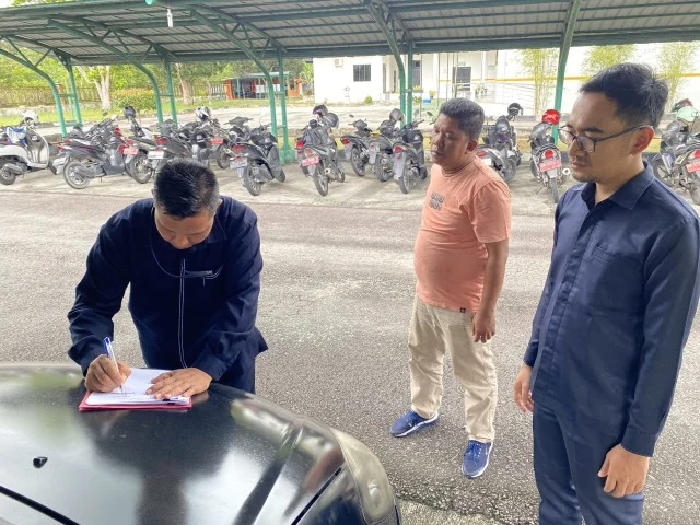 Pengadilan Negeri Siak melalui perantara kantor KPKNL Dumai melaksanakan lelang BMN berupa 1 unit mobil dan 6 unit sepeda motor — foto 2