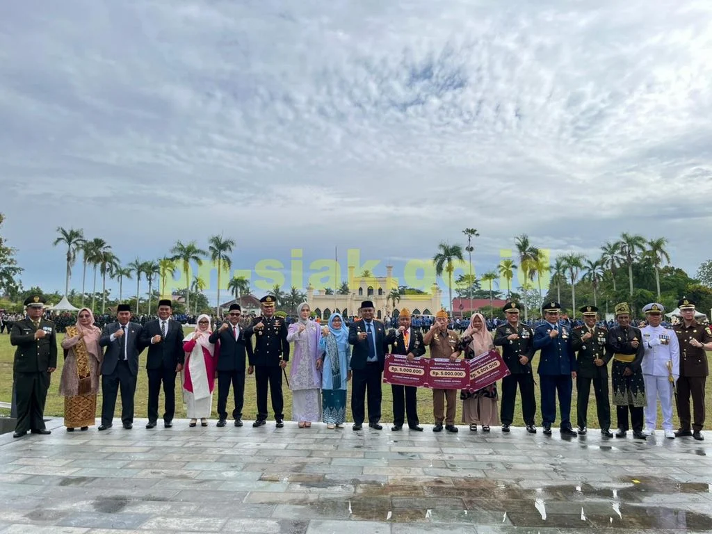 Upacara Hari Pahlawan di Lapangan Tugu Istana Siak